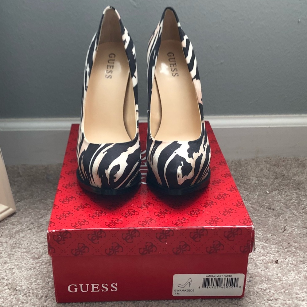 GUESS animal print gwamazed fabric pump